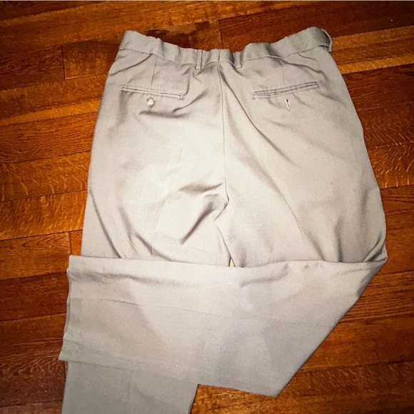 Haggar Men's Classic Fit Khaki Pants size 36x32 - Picture 5 of 5